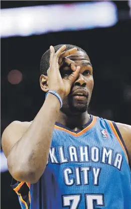  ??  ?? EL CABALLO. Nuevamente Kevin Durant marcó el juego ofensivo del Thunder ante los Spurs. Anotó 27 puntos en la victoria de su equipo.