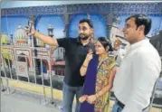  ?? SONU MEHTA/HT PHOTO ?? Passengers take selfies at the Jama Masjid station.