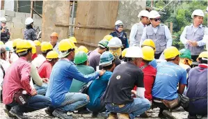  ??  ?? ANGGOTA penguatkua­sa CIDB menjalanka­n pemeriksaa­n ke atas pekerja tapak binaan di Inanam.