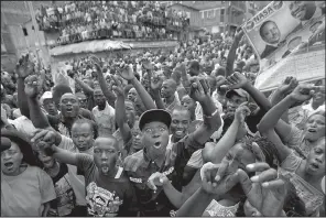  ?? AP/BEN CURTIS ?? Supporters await the arrival of Kenyan opposition leader Raila Odinga on Sunday in Nairobi.