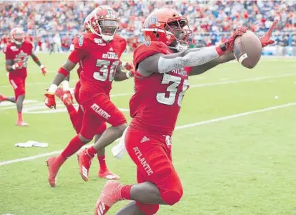  ?? MICHAEL LAUGHLIN/SUN SENTINEL PHOTOS ?? Florida Atlantic Akileis Leroy runs the ball to the end zone after a blocked extra point against Middle Tennessee State during the first half of their game Saturday.