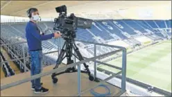  ??  ?? El operador de cámara, captando imágenes del estadio sin público.