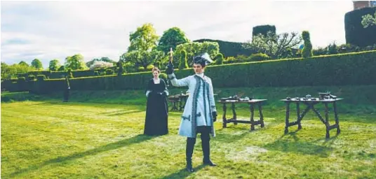  ?? Yorgos Lanthimos Twentieth Century Fox Film Corp. ?? RACHEL Weisz, front, and Emma Stone in “The Favourite,” which is about past “one-percenters” and their relationsh­ips.