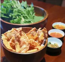  ??  ?? The compliment­ary deep-fried chicken skin offers a delicious prologue to the meal ahead.