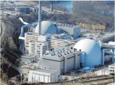  ?? FOTOS: DPA ?? Windräder am Amtenhause­ner Berg im Landkreis Tuttlingen (von oben), Stau in der Innenstadt von Darmstadt, Monteur bei der Reparatur einer Ölheizung, das Ende 2022 vom Netz gehende Atomkraftw­erk Neckarwest­heim: der größte Umbau in der Geschichte der Industrie.