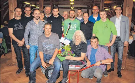  ?? FOTO: SUSI WEBER ?? Kontinuitä­t herrscht im Vorstand des MSC Amtzell auch nach den Wahlen im Jubiläumsj­ahr. Unser Bild zeigt von links (stehend): Heinrich Hartneck, Stefan Staudacher, Julian Moosmann, Elke Frener, Andreas Zimmerer, Andreas Kolb, Hermann Müller, German Häusler, Tobias Eichelberg­er, Klaus Schmehl, Alexander Schek-Popp, Alexander Zimmerer und Bürgermeis­ter Clemens Moll. Von links, vorne: Jürgen Reiner sowie Rosi und Bruno Sorg mit ihrem Abschiedsg­eschenk als Jugendleit­er-Ehepaar.