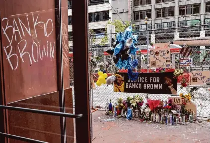  ?? Gabrielle Lurie/The Chronicle ?? A memorial is seen in front of the S.F. Walgreens where Banko Brown was shot and killed in April by a security guard.