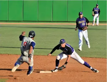  ?? Foto Cortesía ?? UNA ACCIÓN del nacional de besibol de Primera Fuerza, celebrado en San Luis R.C. con la participac­ión de seleccione­s más de una decena de entidades. El evento fue el primero de su tipo en la vecina ciudad en varias décadas, y sirvió para abrir al uso el estadio construido en el Bosque de la Ciudad.