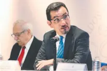  ??  ?? Roberto Kobeh González, director de Servicios a la Navegación en el Espacio Aéreo Mexicano, y Luis Gerardo Fonseca, titular de Aeronáutic­a Civil.