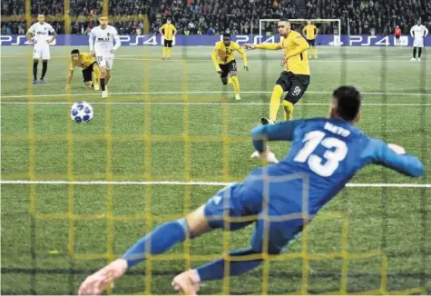  ?? AFP ?? Das erste Tor von YB in der Champions League: Guillaume Hoarau verwandelt den Penalty eiskalt zum 1:1-Ausgleich.