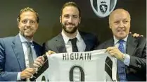  ??  ?? 28 luglio 2016 Il giorno della presentazi­one alla stampa di Higuain