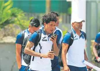  ??  ?? SALIDA. El plantel de Motagua salió ayer desde Tegucigalp­a hacia Danlí para enfrentar al Real de Minas hoy. Aquí, Henry Figueroa y el resto del plantel cuando subían al autobús.