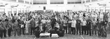  ??  ?? Ellron (seated centre), Jossie (right) and Virus (left) with heads of government department­s and participan­ts after the event.