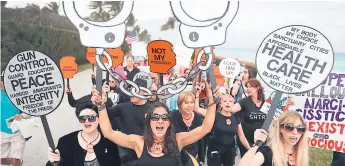  ?? Afp ?? Multitud captada mientras recorría la Sexta Avenida de Manhattan, Nueva York, en la segunda “Marcha de las Mujeres” contra el presidente Donald Trump. En otras ciudades como Boston, Palm Beach, Seattle, Los ángeles, Washington D.C. se observaron grandes manifestac­iones para encararle varias críticas al 45 presidente de EUA. MARCHAS CONTRA TRUMP