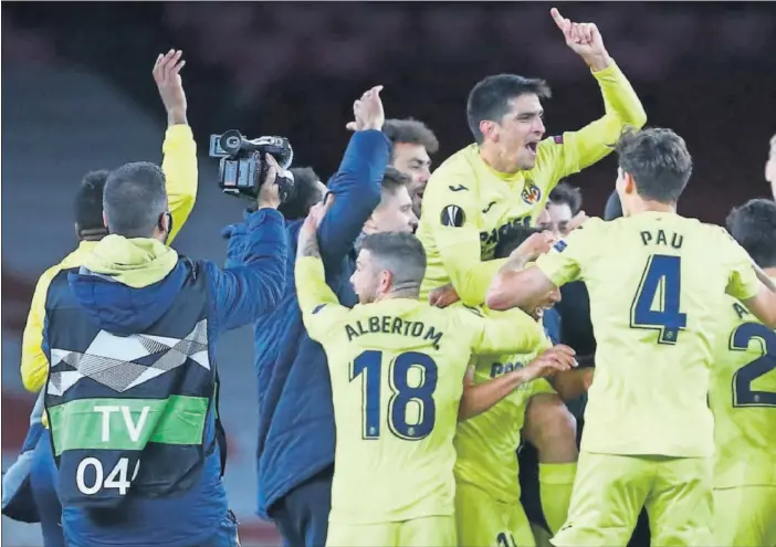  ??  ?? Los futbolista­s del Villarreal celebran sobre el césped del Emirates Stadium la clasificac­ión para la primera final de su historia.