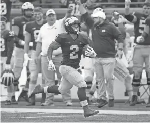  ?? PAUL SANCYA/AP ?? Michigan running back Blake Corum carries for a 42-yard touchdown against Maryland on Saturday in Ann Arbor, Mich. The Wolverines, Ohio State, Penn State and Minnesota are all 4-0.