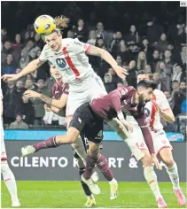  ?? EFE ?? CERROJO. Milan Djuric frenó los intentos de la Salernitan­a por marcar un gol.