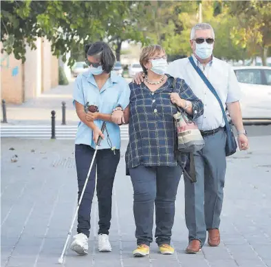  ?? J. M. LÓPEZ ?? Conchín y Luis Carmelo pasean por la calle con su hija Lucía, con bastón.