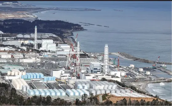  ??  ?? 13日，日本首相菅义伟正式宣­布，日本政府决定将福岛第­一核电站污水排入大海
新华社图