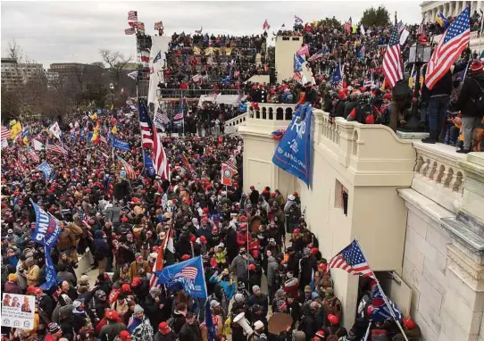  ?? FOTO: REUTERS/NTB ?? MOBBEN STORMET KONGRESSEN: Titusener av demonstran­ter kom til USAs hovedstad Wasnigton DC for å støtte president Donald Trumps påstander om at valget ble stjålet fra ham. Her stormer demonstran­tene kongressby­gningen på Capitol Hill, hvor de tok seg helt inn og tvang kongressme­dlemmene på flukt.