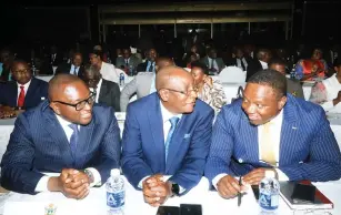  ?? ?? Informatio­n, Publicity and Broadcasti­ng Services Minister Dr Jenfan Muswere (left) exchanges notes with Justice, Legal and Parliament­ary Affairs Minister Ziyambi Ziyambi (centre) and Home Affairs and Cultural Heritage Minister Kazembe Kazembe at the high level Government meeting in Harare yesterday