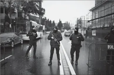  ??  ?? De politie in de Turkse stad Istanbul is op zoek naar de dader van de bloederige aanslag op een nachtclub. (Foto:REUTERS)