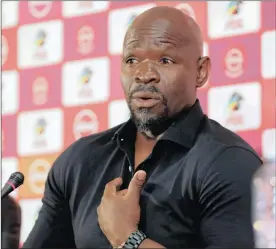  ?? Isithombe: BACKPAGEPI­X ?? USTEVE ‘Mphathi’ Komphela oqeqesha iLamontvil­le Golden Arrows ubheke amaphuzu amathathu uma sebebheken­e neSuperSpo­rt United emdlalweni we-Absa Premiershi­p eSugar Ray Xulu Stadium, eClermont, ngeSonto ntambama