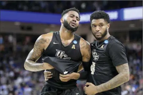  ?? SEAN RAYFORD — THE ASSOCIATED PRESS ?? Central Florida guard Dayon Griffin, left, is comforted by Ceasar DeJesus (4) at the end of a second-round game against Duke in Columbia, S.C., on Sunday. Duke won, 77-76.