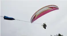  ?? Foto: Marcus Merk ?? Nicht ganz über den Wolken, aber immerhin bis zu 2800 Meter hoch schweben die Paraglider über dem Rothtal.