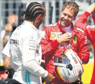  ??  ?? Lewis Hamilton y Sebastian Vettel conversan después de la pole del alemán en el pasado GP de Canadá.