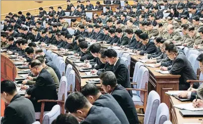  ?? STR / AFP ?? Foto difundida ayer por el régimen norcoreano del plenario del partido único