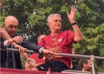  ?? LAPRESSE ?? Abbraccio gialloross­o José Mourinho, 59 anni, saluta i tifosi gialloross­i che hanno stretto in un abbraccio collettivo la squadra per le strade della Capitale. Suggestiva l’immagine del bus scoperto davanti al Colosseo, circondato dall’affetto del popolo romanista