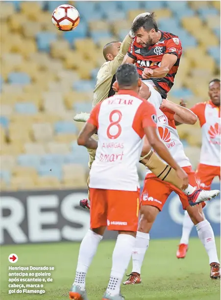  ??  ?? Henrique Dourado se antecipa ao goleiro após escanteio e, de cabeça, marca o gol do Flamengo