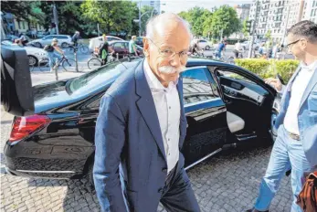  ?? FOTO: DPA ?? Wie vor zwei Wochen schon: Dieter Zetsche, Vorstandsv­orsitzende­r der Daimler AG, trifft sich am Montag wieder in Berlin mit Bundesverk­ehrsminist­er Andreas Scheuer (CSU) wegen des Verdachts der Abgasmanip­ulation bei Millionen von Mercedes-Modellen.