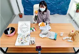  ??  ?? Le 12 avril 2020, à Wuhan, Lulu, une coqueluche d’Internet, fait la promotion de produits agricoles du Hubei dans un studio de streaming.