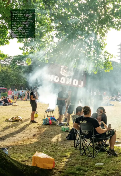  ??  ?? Parker og grønne områder utgjør en tredjedel av byen. Folk griller i London Fields i Hackney i Øst-London, som blir stadig mer populaer blant de unge. Det avspeiles i husprisene, som har steget raskere her enn andre steder i hovedstade­n.