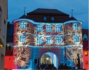  ?? Foto: Kickum, CID ?? Die Donauwörth­er Innenstadt erstrahlt anlässlich der Kunst und Lichternac­ht wieder in ganz besonderem Glanz.