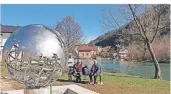  ?? FOTO: ALMIR ALIC/AP ?? In Jezero steht bereits diese Skulptur der Erde. Ein Modell des Nasa-Rovers „Perseveren­ce“soll bald hinzukomme­n.