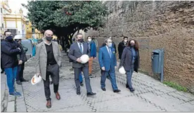  ??  ?? El alcalde, junto a los delegados Antonio Muñoz y Carmen Fuentes, técnicos, vecinos y el hermano mayor de la Macarena.