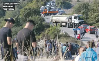  ??  ?? totaLna bLoKada KaMioniMa i traKtoriMa