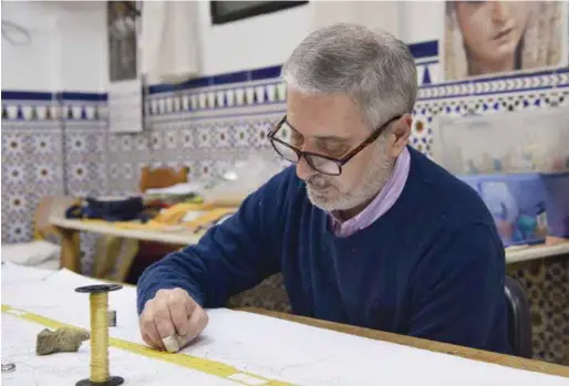  ?? Foto: César López Haldón. ?? El bordador del nuevo palio, José Ramón Paleteiro.