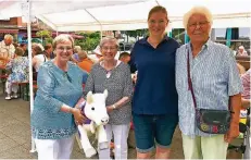  ?? RP-FOTOS: ANKE KRONEMEYER ?? Christine Hermes und Margot Clement (Oma und Tante von Marcel Hermes), Jennifer Hermes, Waltraud Mau (Oma von Jennifer) mit dem Hauptgewin­n, einer Plüsch-Kuh.