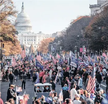  ?? /EFE ?? Partidario­s del presidente de los EE. UU., Donald J. Trump, se reúnen para apoyar sus desafíos legales a las elecciones presidenci­ales.