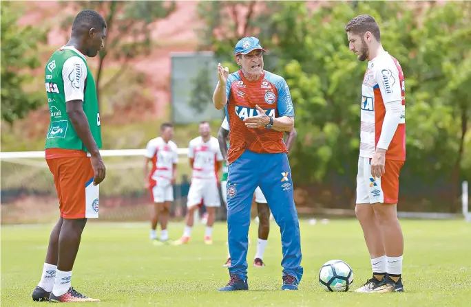  ??  ?? Paulo Cézar Carpegiani passa as orientaçõe­s para o meia-atacante Zé Rafael, enquanto o volante Feijão observa. Tricolor está em 10º e pode terminar a rodada até na oitava posição