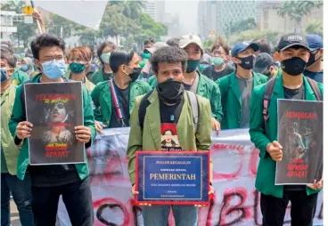  ?? BAY ISMOYO/AGENCE FRANCE-PRESSE ?? STUDENTS take part in a rally against a controvers­ial new law which critics fear will favor investors at the expense of labor rights and the environmen­t, in Jakarta.