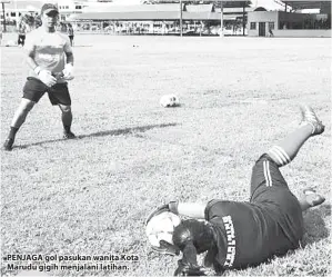  ??  ?? PENJAGA gol pasukan wanita Kota Marudu gigih menjalani latihan.