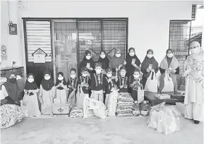  ??  ?? BERSAMA PENGHUNI: Penghuni Rumah Amal Selawat Nabi mengabadik­an gambar kenangan bersama Rabiatul Adawiyah.