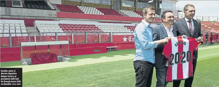  ?? FOTO: PUNTÍ ?? Eusebio, junto al director deportivo Quique Cárcel y el presidente Delfí Geli. Ha firmado hasta 2020 en Montilivi