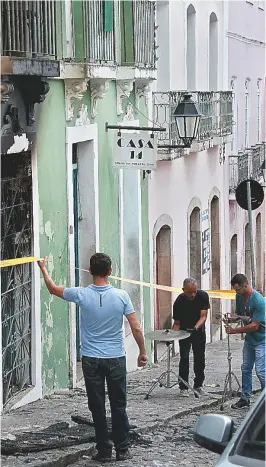  ??  ?? Um dos hidrantes fica em casa ao lado do Cine XIV, que estava fechada