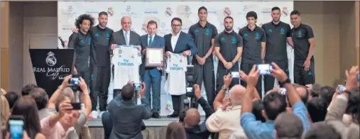  ??  ?? REAL CAFÉ EN MIAMI. Marcelo, Ramos, Butragueño, Varane, Vallejo, Casilla y Casemiro acudieron al acto de inauguraci­ón.